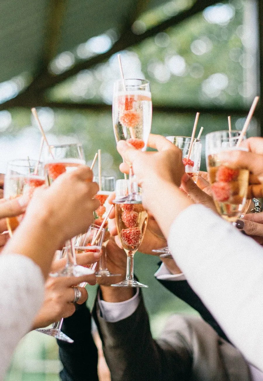 Collègues trinquant au champagne aux framboises lors d'un afterwork