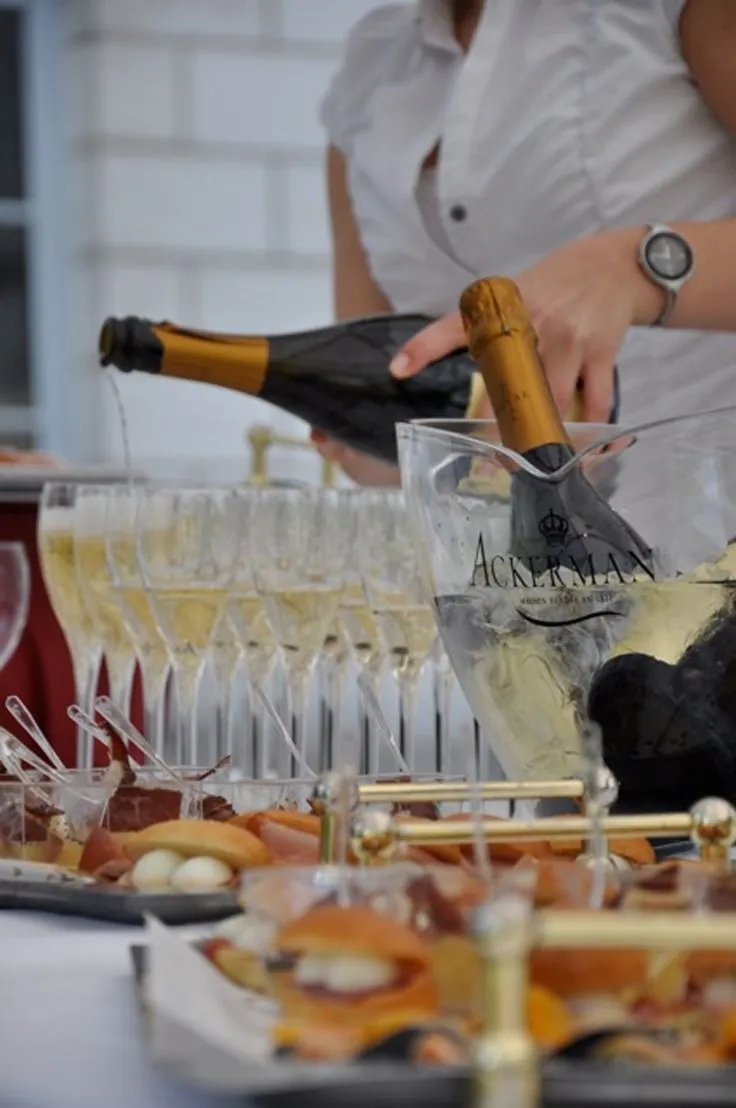 Service de champagne et buffet de canapés lors d'un séminaire d'entreprise