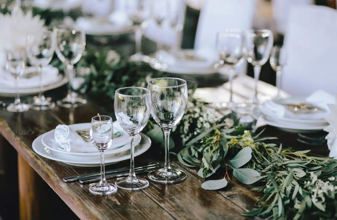 Table de réception champêtre avec verrerie fine et eucalyptus, par Orore Event