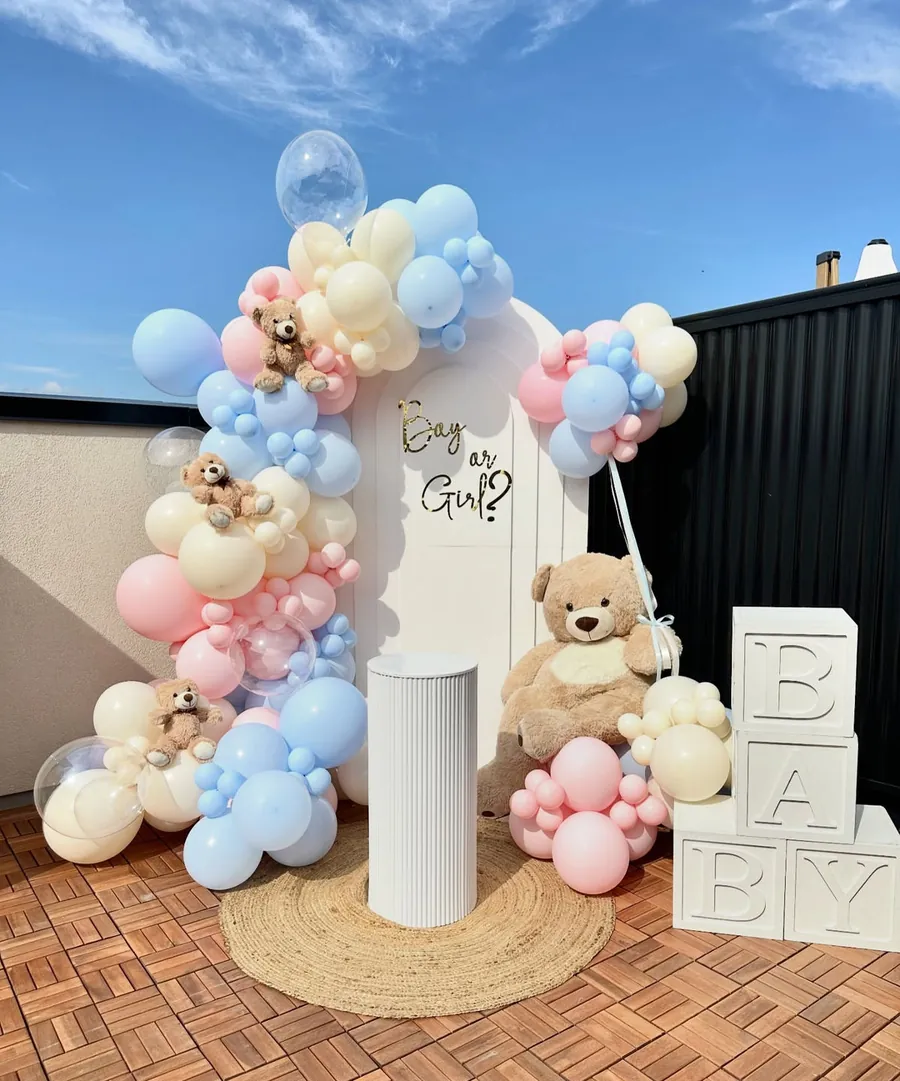 Arche de ballons rose et bleu pastel avec ours en peluche pour une gender reveal