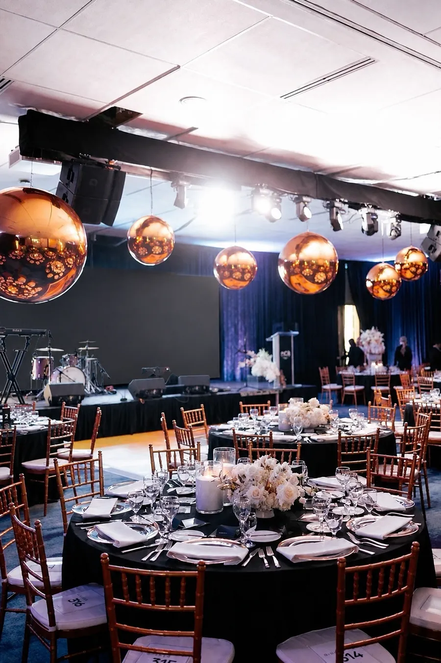 Soirée de lancement dans une salle de gala aux sphères cuivrées