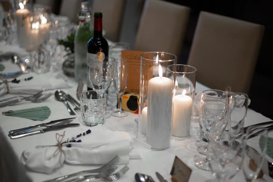 Table de mariage aux bougies dressée en Gironde
